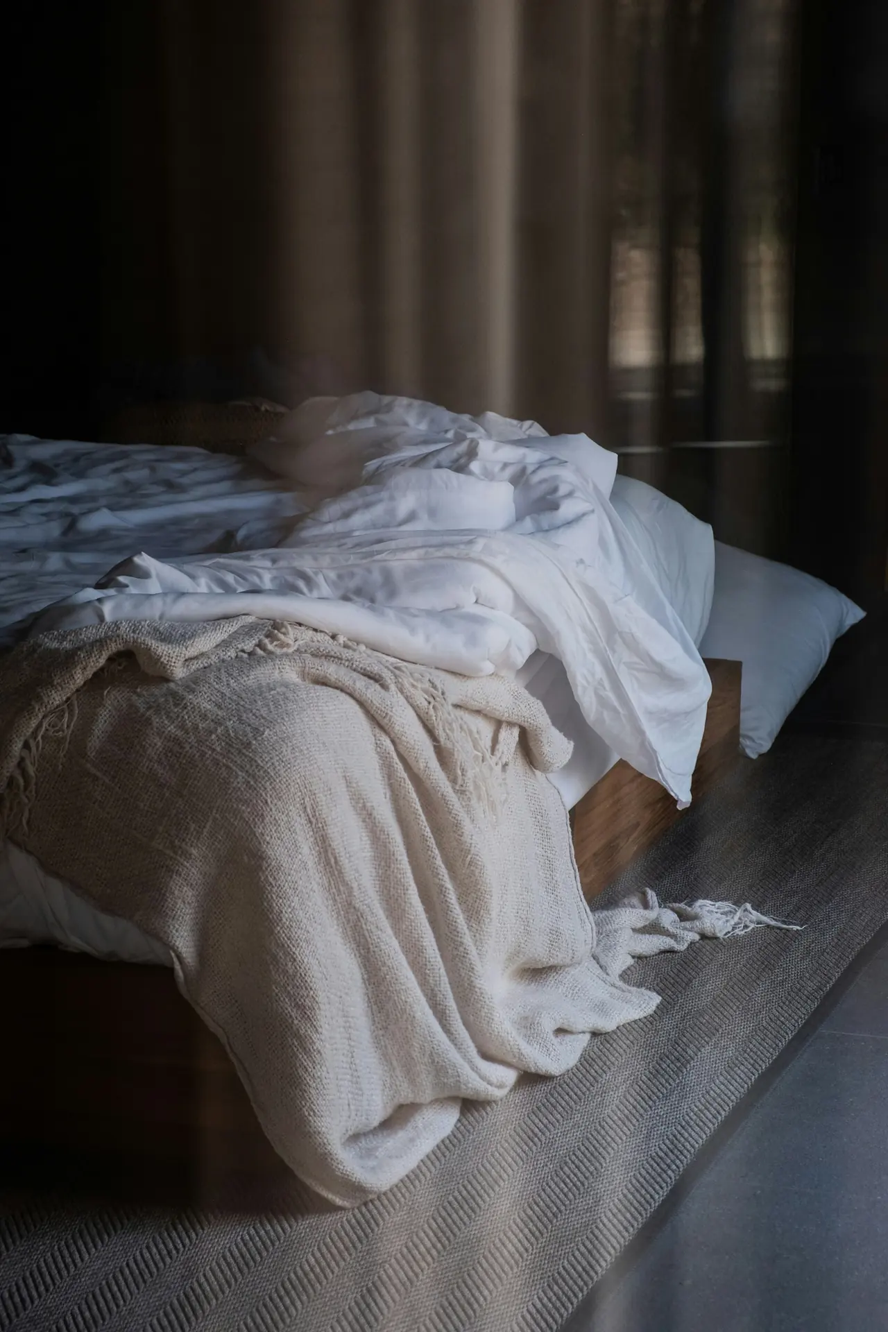 Cama con sábanas blancas