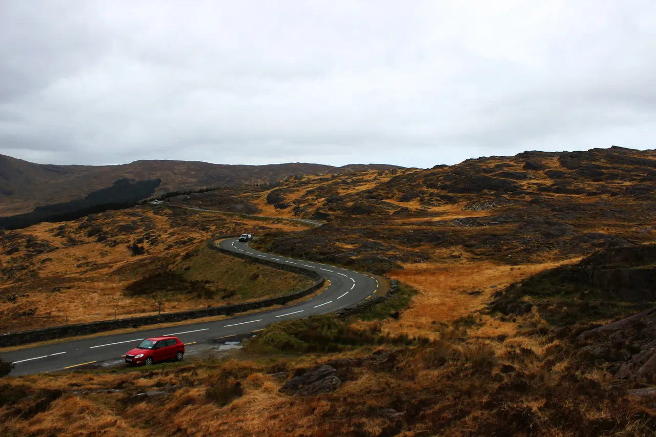 Una carretera de montaña en Irlanda