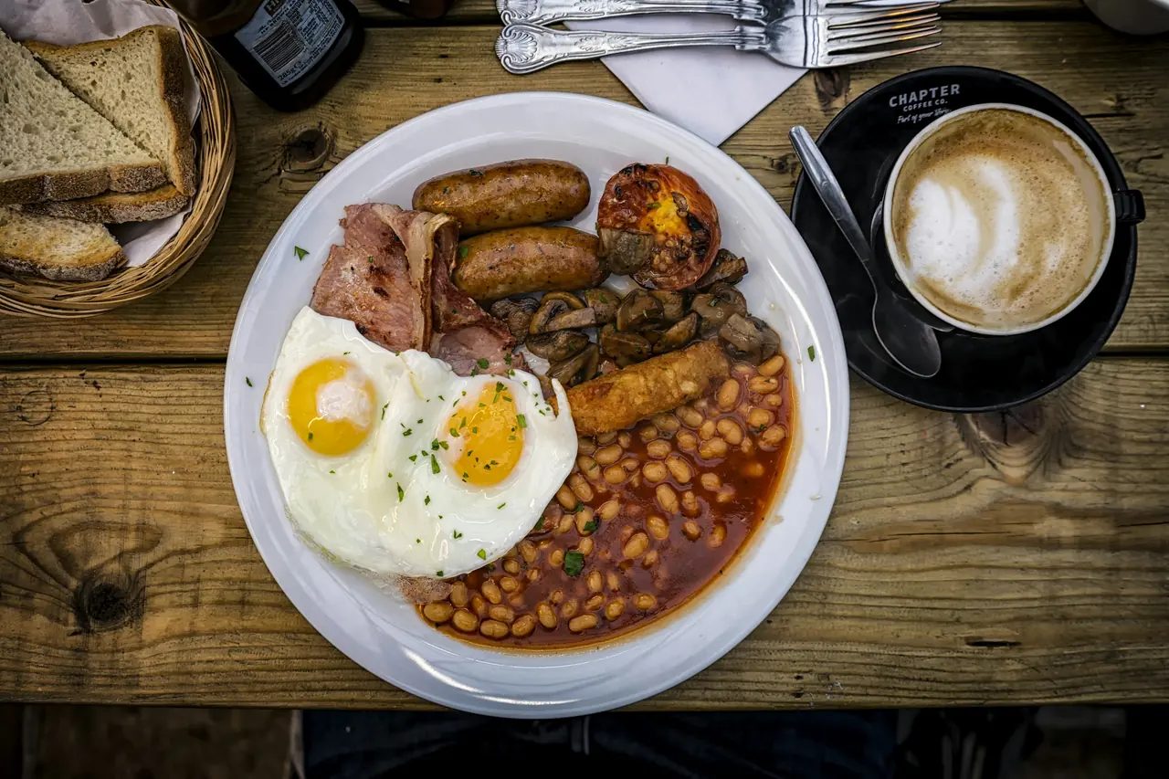 Plato de desayuno con huevos y café
