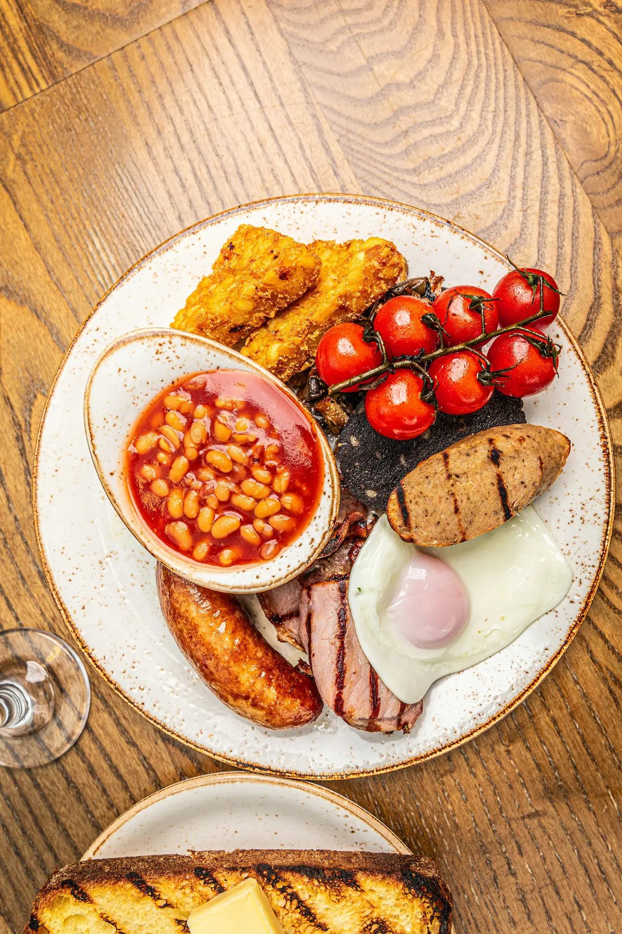 Plato de desayuno con huevos y café